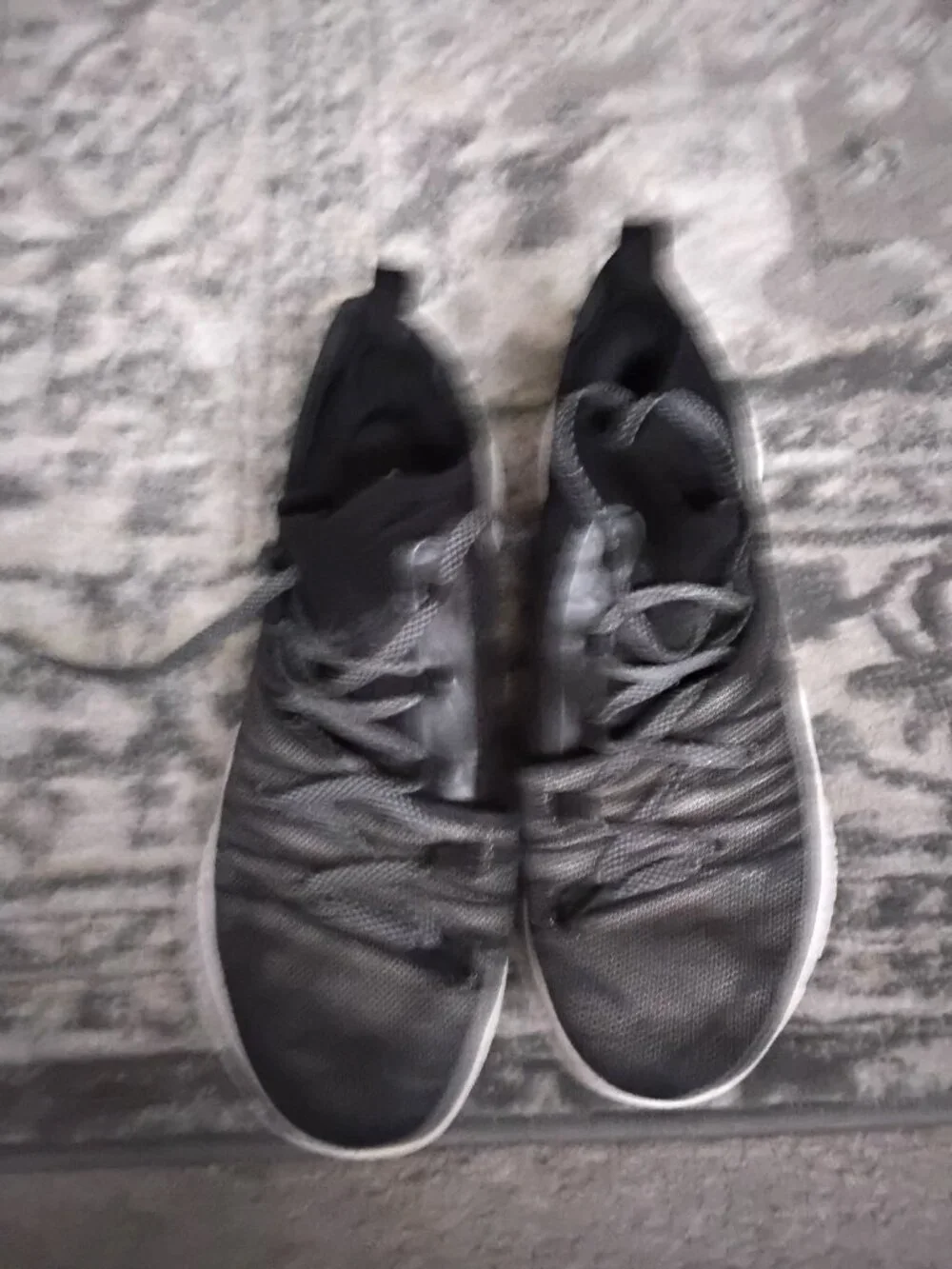 The Size 10 Under Armour Curry 5 Black sneakers are a stylish and comfortable op
